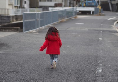 飛び出す子供