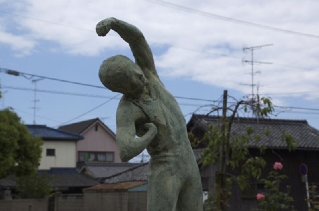 体操のポーズをする石像